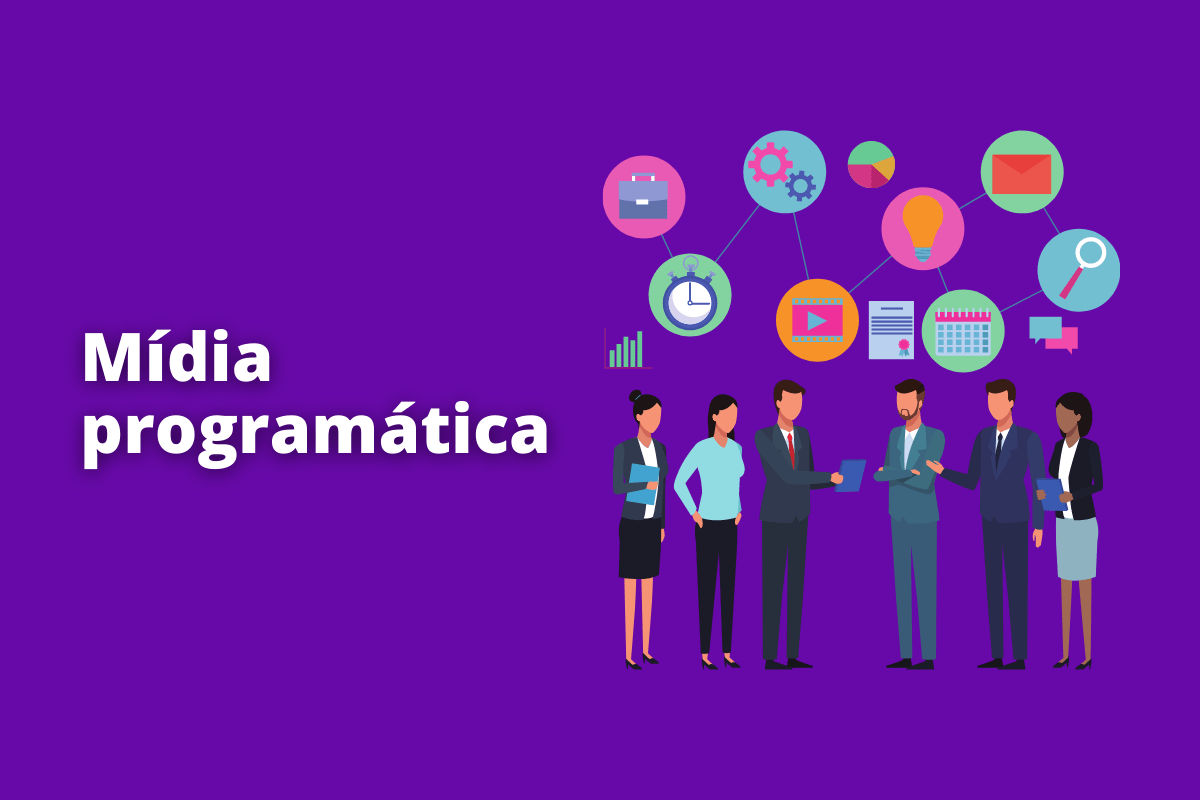 Montagem com fundo roxo e frase Mídia programática em branco à esquerda e foto do mesmo à direita