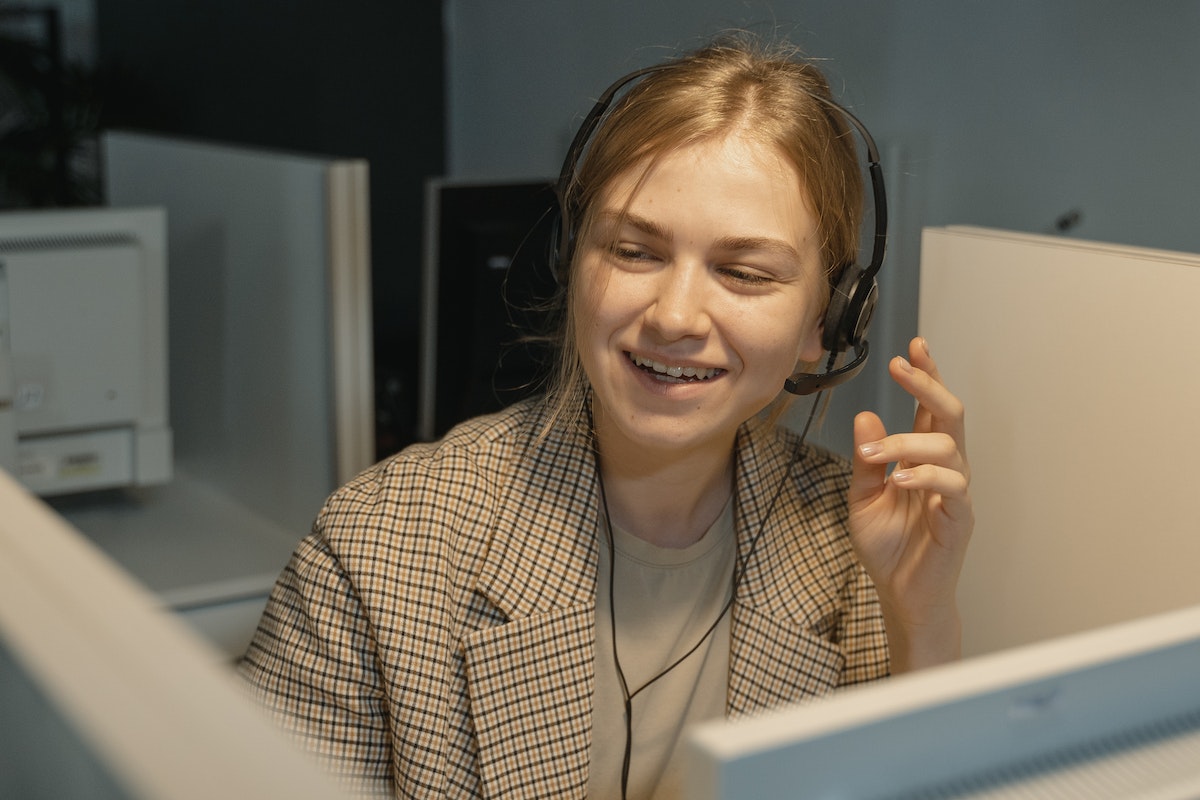 Modelo de negócio: 9 aspectos essenciais para definir como sua empresa deve funcionar Modelo de negócio: a imagem mostra uma atendente de telemarketing