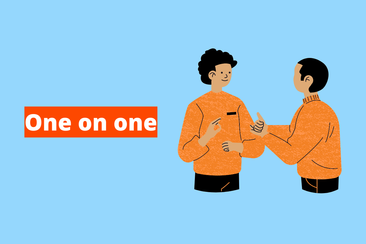 Montagem com fundo azul e frase One on one em branco à esquerda com fundo laranja e símbolo web que representa o tema à direita