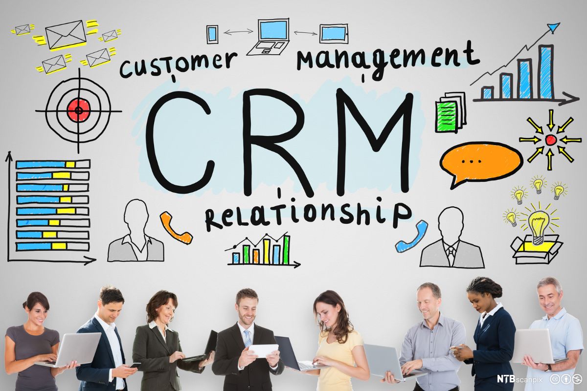 Montagem com pessoas analisando dados em papéis e nome CRM acima deles com diversos símbolos e temas que se relacionam com o termo na imagem para bolar plano de Oracle CRM
