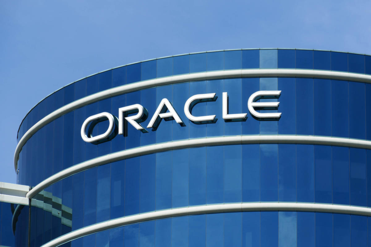 Empresa: Oracle CRM Prédio sede da empresa que criou o Oracle CRM com arquitetura circular na cor azul com placa branca grande escrita ORACLE