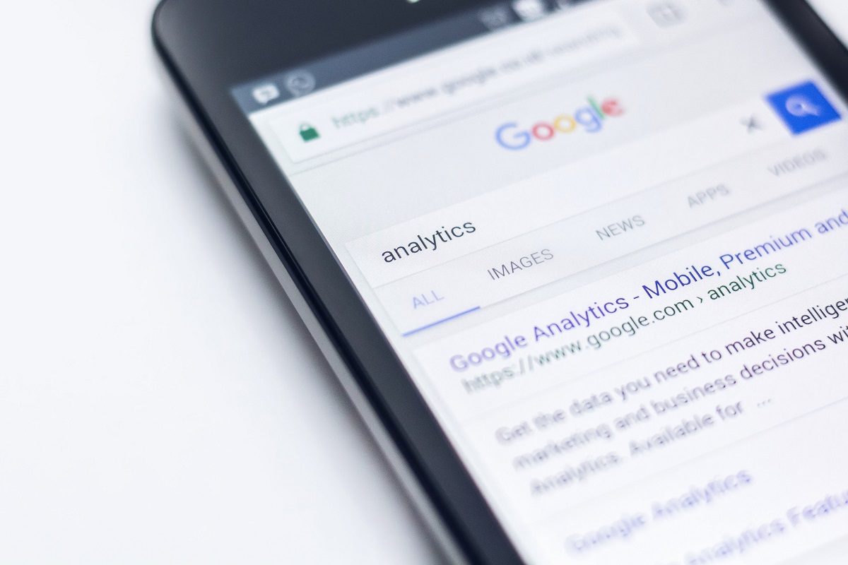 Tela de celular com página de resultados do Google em resposta à pesquisa analytics e resultados em inglês