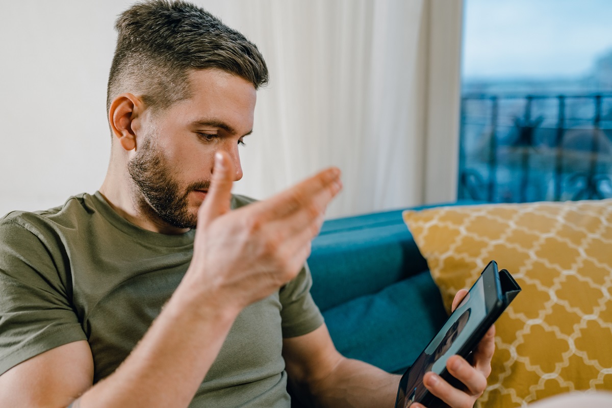 Ted Talks de marketing: a imagem mostra um homem assistindo a uma palestra pelo celular 