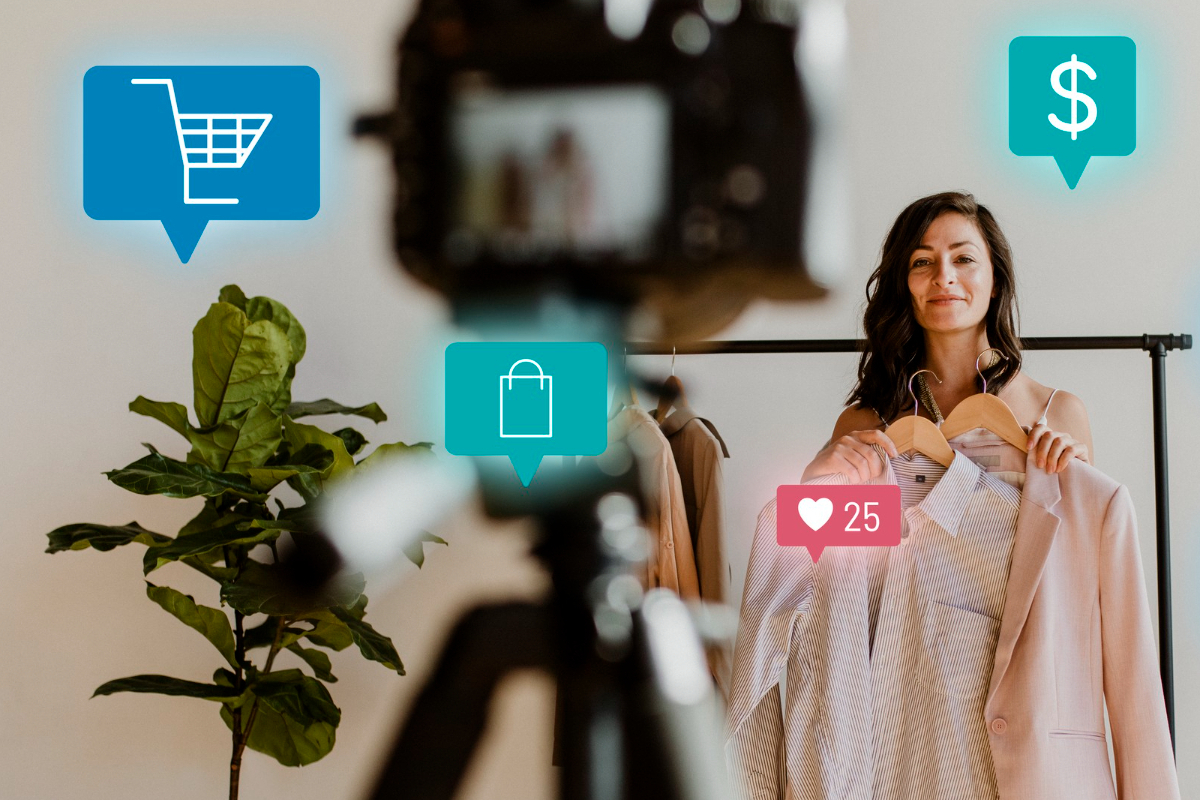 Mulher segurando cabide com roupa ao lado de planta de interior gravando vídeo com câmera semiprofissional sobre tripé com símbolos web que representam compras online e interações nas redes sociais