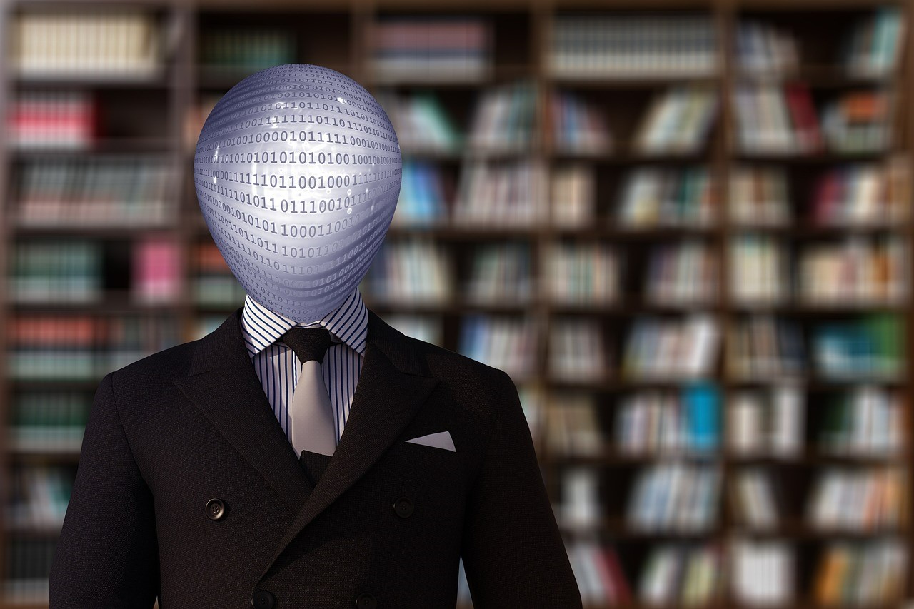 Código binário: Tipos de lançamentos de produtos Montagem com pessoa com rosto substituído por um objeto análogo à balão com código binário e livros ao fundo em prateleira em desfoco na foto