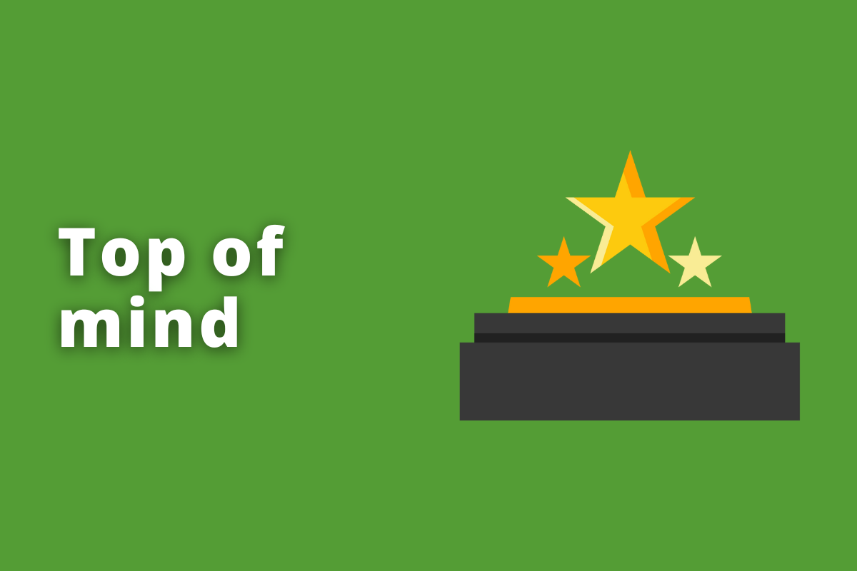 Montagem com fundo verde e frase Top of mind em branco à esquerda e símbolo web que representa o tema à direita