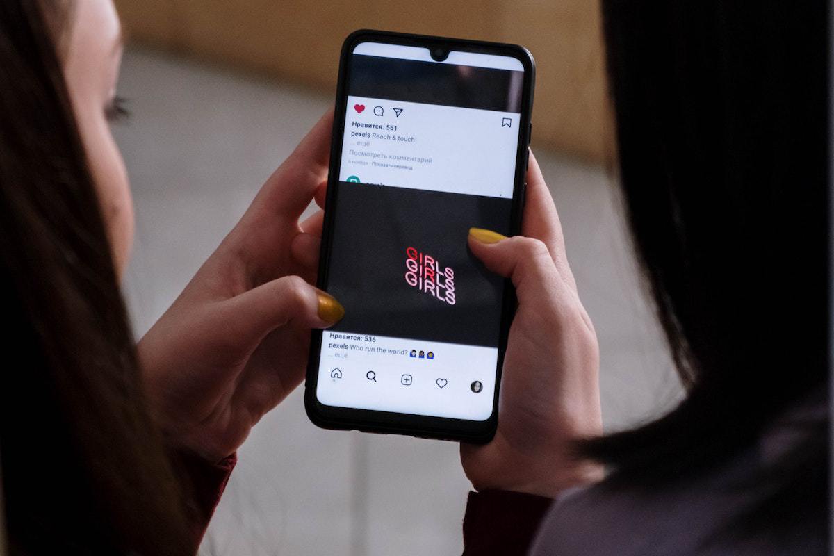 Instagram: Usuários nas redes sociais Mulher usando Instagram e visualizando imagens com outros Usuários nas redes sociais