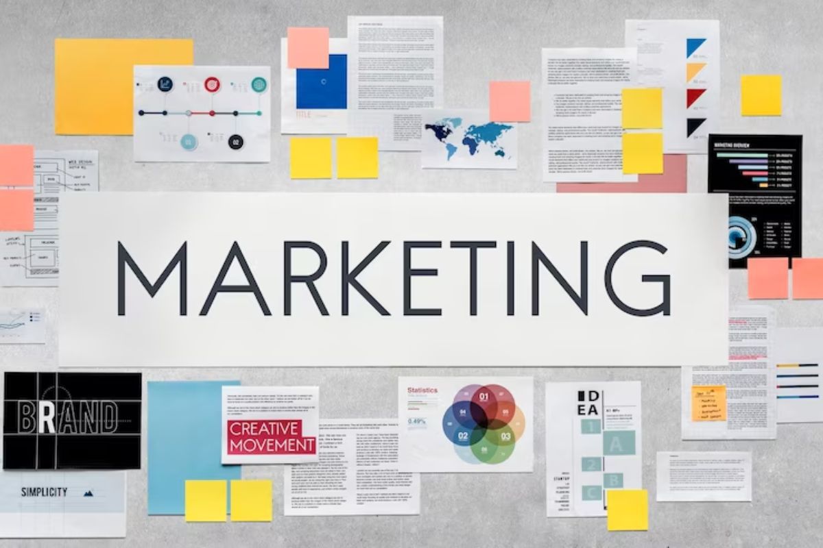 White Paper de produto representado em montagem com termo marketing e recortes sobre o tema