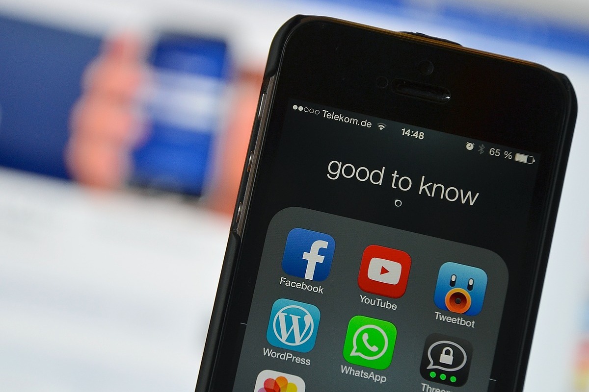 Tela de smartphone com tela exibindo pasta com nome good to know com aplicativos como YouTube em seu interior