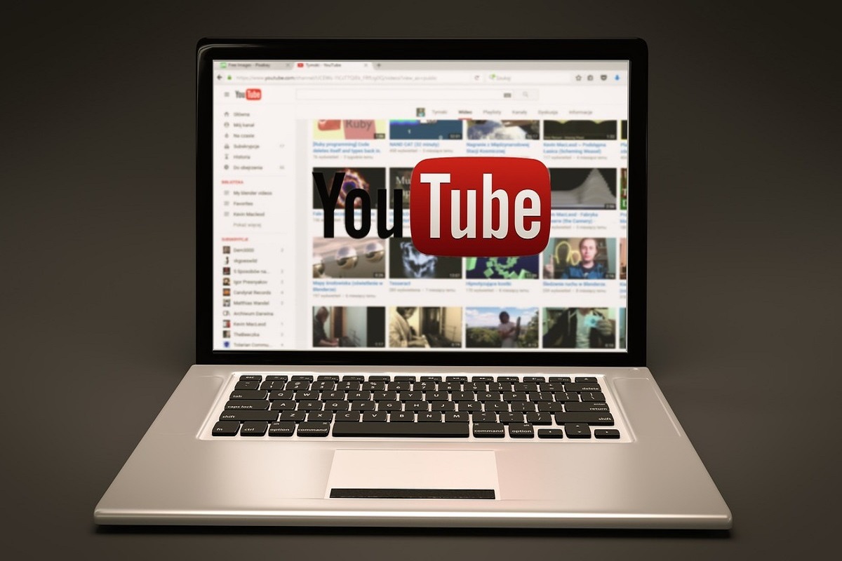 Home: YouTube Go Home page do YouTube em notebook diante de fundo cinza dégradé em montagem gráfica com foto