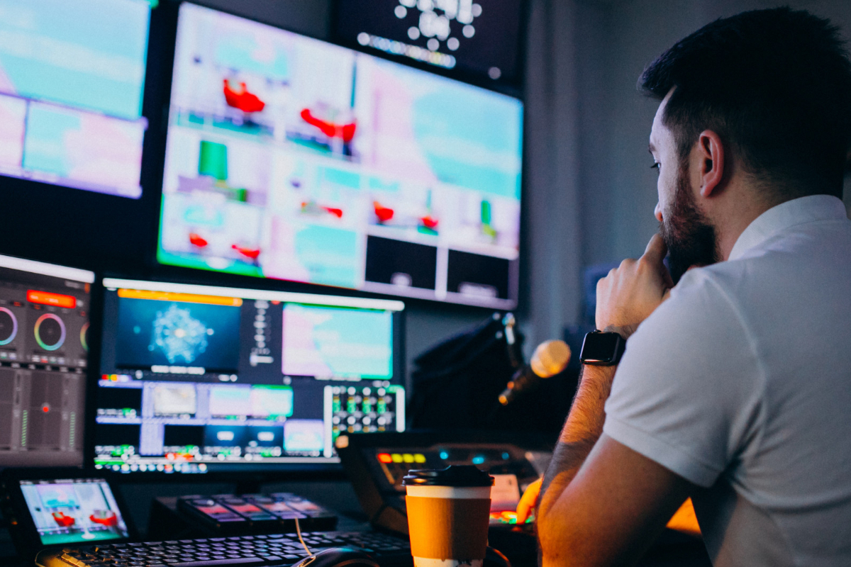 Conheça 11 aplicativos para gravar tela e comece a trabalhar com eles em sua estratégia de conteúdo aplicativos para gravar tela: a imagem mostra um homem usando um computador