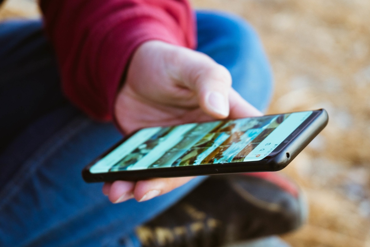 Conheça 11 aplicativos para gravar tela e comece a trabalhar com eles em sua estratégia de conteúdo aplicativos para gravar tela: a imagem mostra uma pessoa usando um smartphone