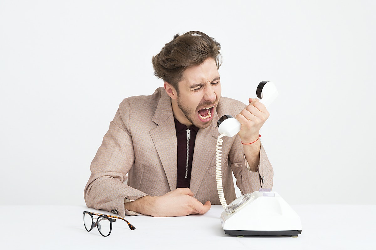 6 dicas de cold calling para conquistar o interesse do cliente cold calling: a imagem mostra um homem gritando ao telefone