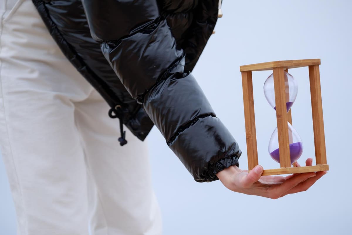 Marketing de escassez: como usar essa estratégia para aumentar as vendas? marketing de escassez: a imagem mostra uma pessoa com uma ampulheta na mão, demostrando o tempo