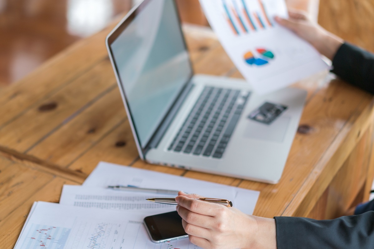 Orçamento empresarial: dicas para você montar o do seu negócio Orçamento empresarial: a imagem mostra um empresário analisando alguns gráficos;