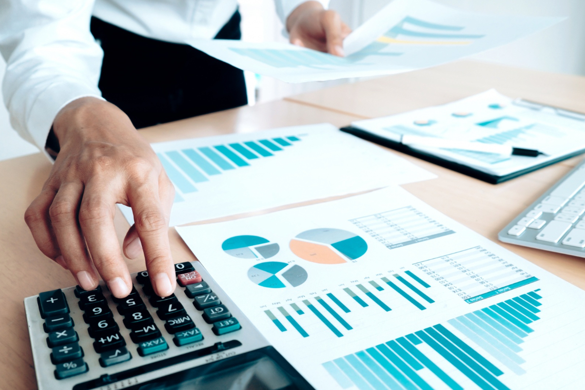 Orçamento empresarial: dicas para você montar o do seu negócio Orçamento empresarial: a imagem mostra uma pessoa analisando alguns gráficos.