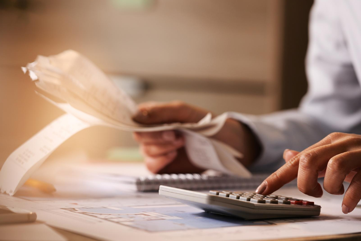 Orçamento empresarial: dicas para você montar o do seu negócio Orçamento empresarial: a imagem mostra um homem analisando alguns gastos