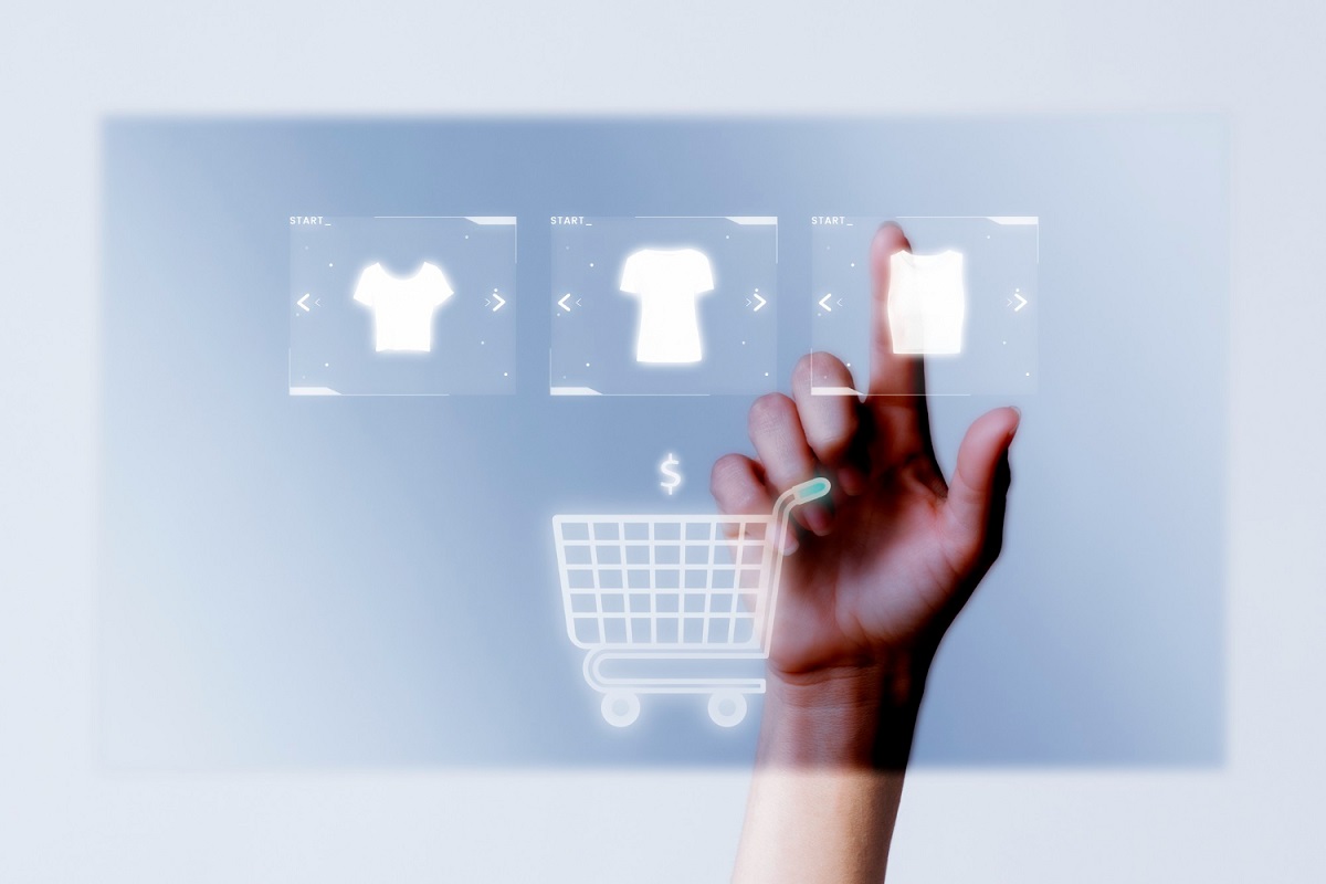 Potencializar vendas na internet: a imagem mostra uma mão tocando na tela e um carrinhos de compras, indicando compras online 