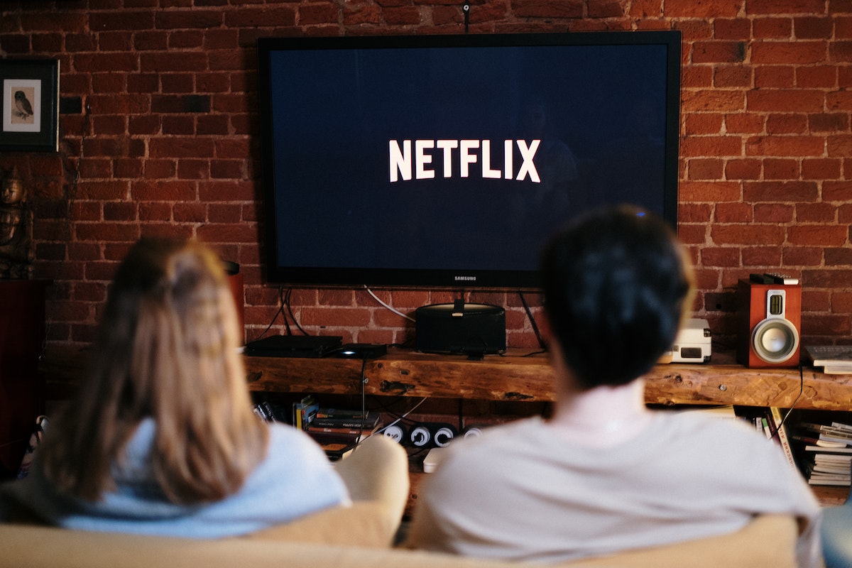 As mais importantes séries Netflix para empreendedores séries netflix para empreendedores: a imagem mostra uma família assistindo televisão