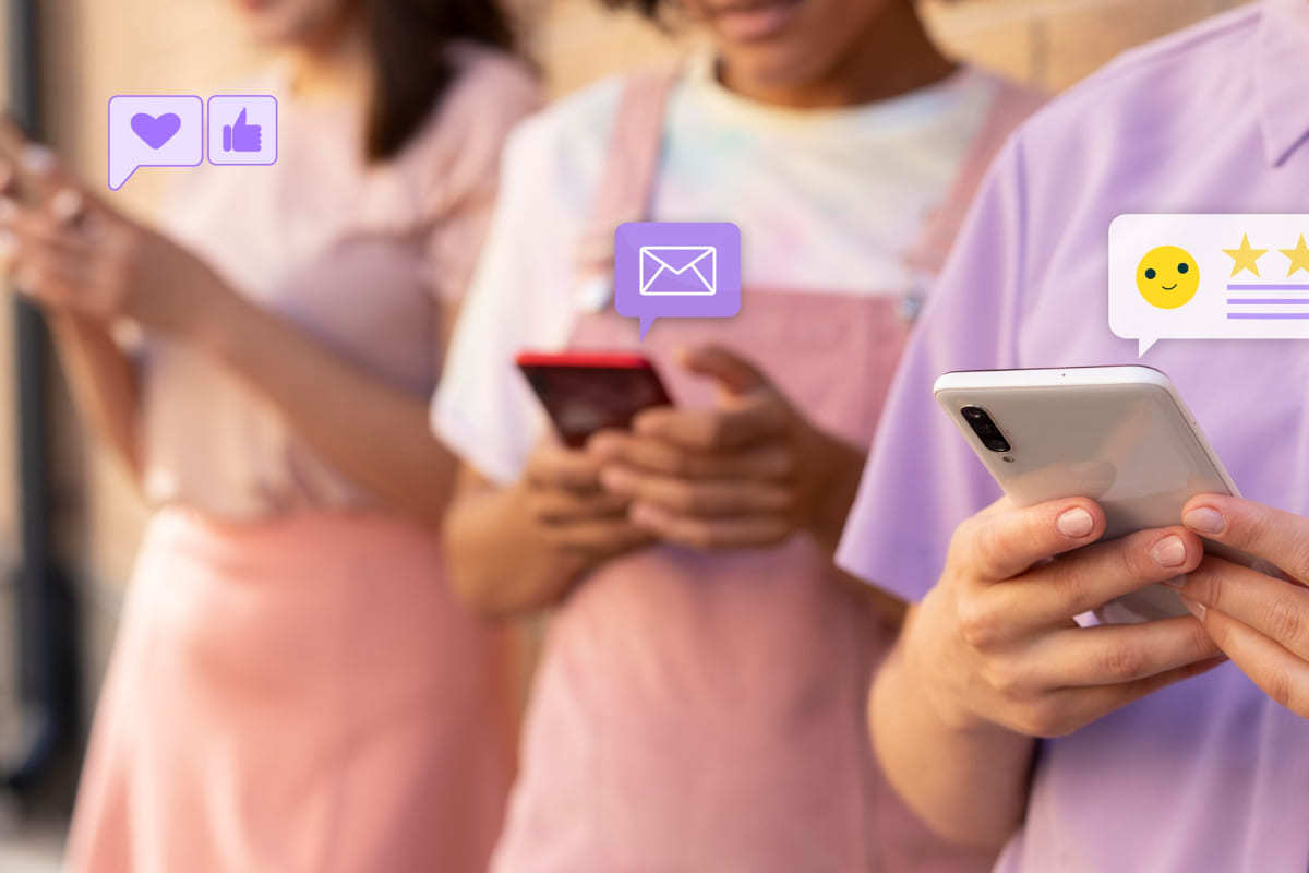 Celular: Aderir marketing de filiação Três pessoas em fila, mas meio lado a lado, como que na diagonal, trabalhando no celular após Aderir marketing de filiação com símbolos web em forma de holograma saindo da tela dos mesmos