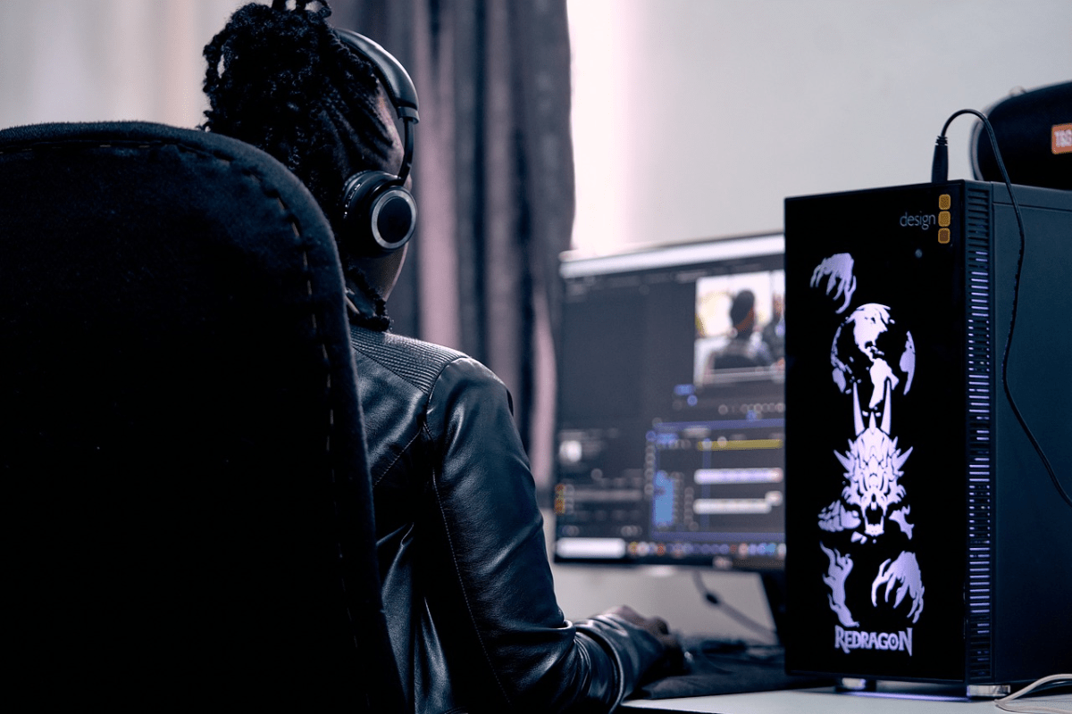 Produção: Adobe After Effects Adobe After Effects sendo usado por home para fazer produção de conteúdos para empresa em computador como estratégia de marketing
