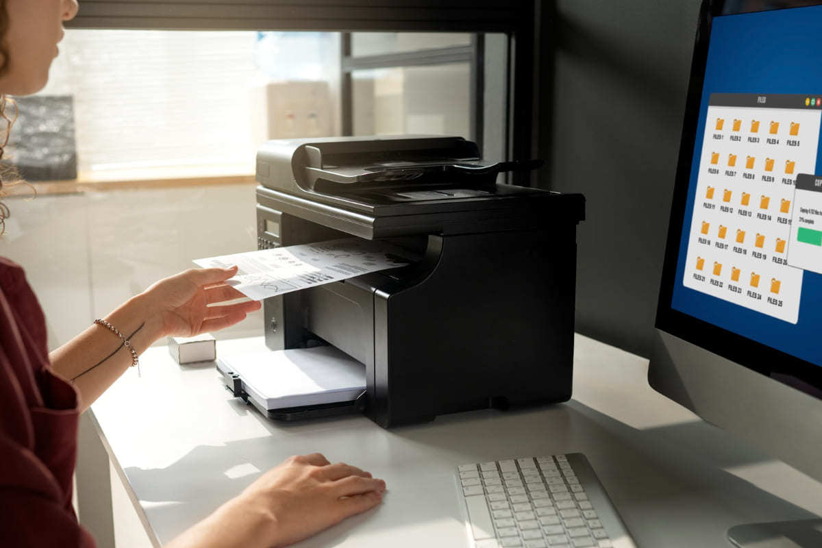 Impressão: Adobe InCopy Mulher fazendo impressão de arquivo feito com auxílio do Adobe InCopy em ambiente que lembra escritório em empresa