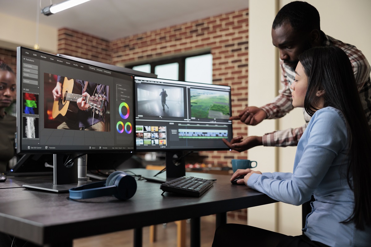 Computador: Adobe SpeedGrade Adobe SpeedGrade usado por homem e mulher em computador de empresa sobre mesa de madeira de escritório