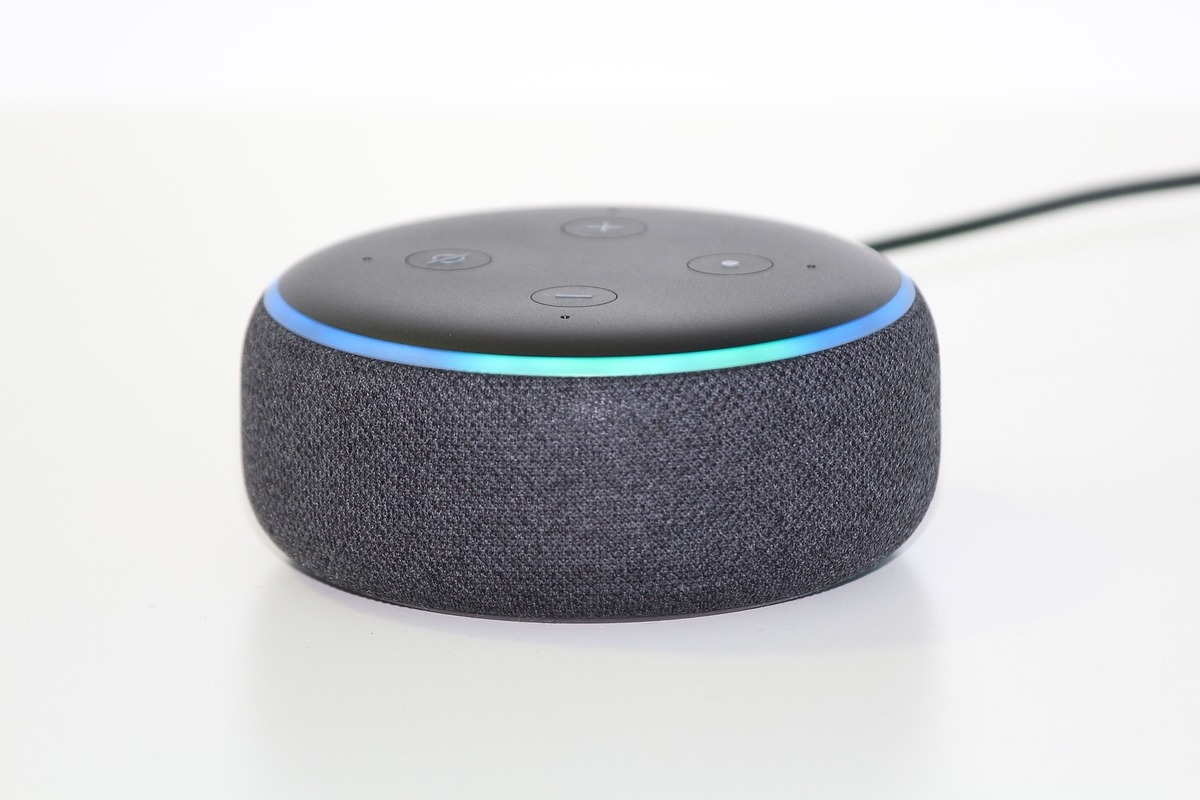 Dispositivo da Amazon com assistente virtual Alexa, também da empresa, na cor preta sobre superfície branca, aparelho que usa Answer Engine Optimization para selecionar as melhores respostas para as interações dos seus usuários