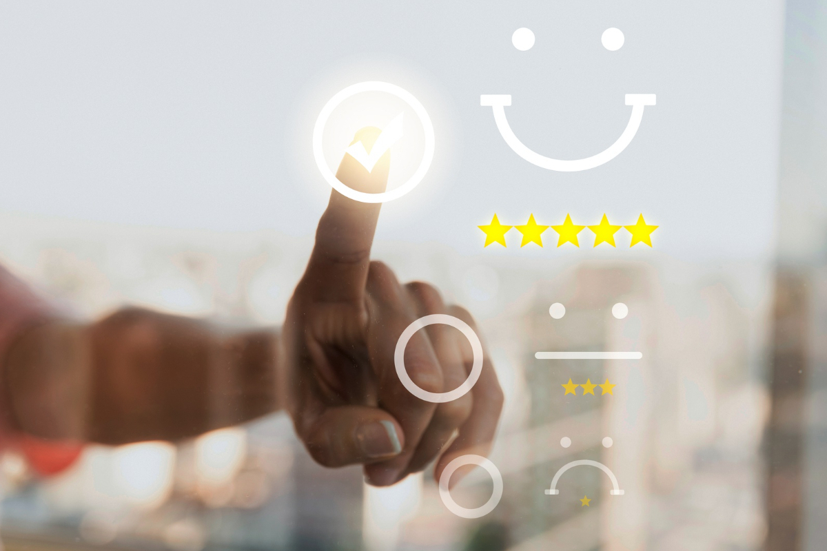 Holograma: CAC de SaaS Pessoa clicando em tela em montagem com holograma sobre o tema CAC de SaaS