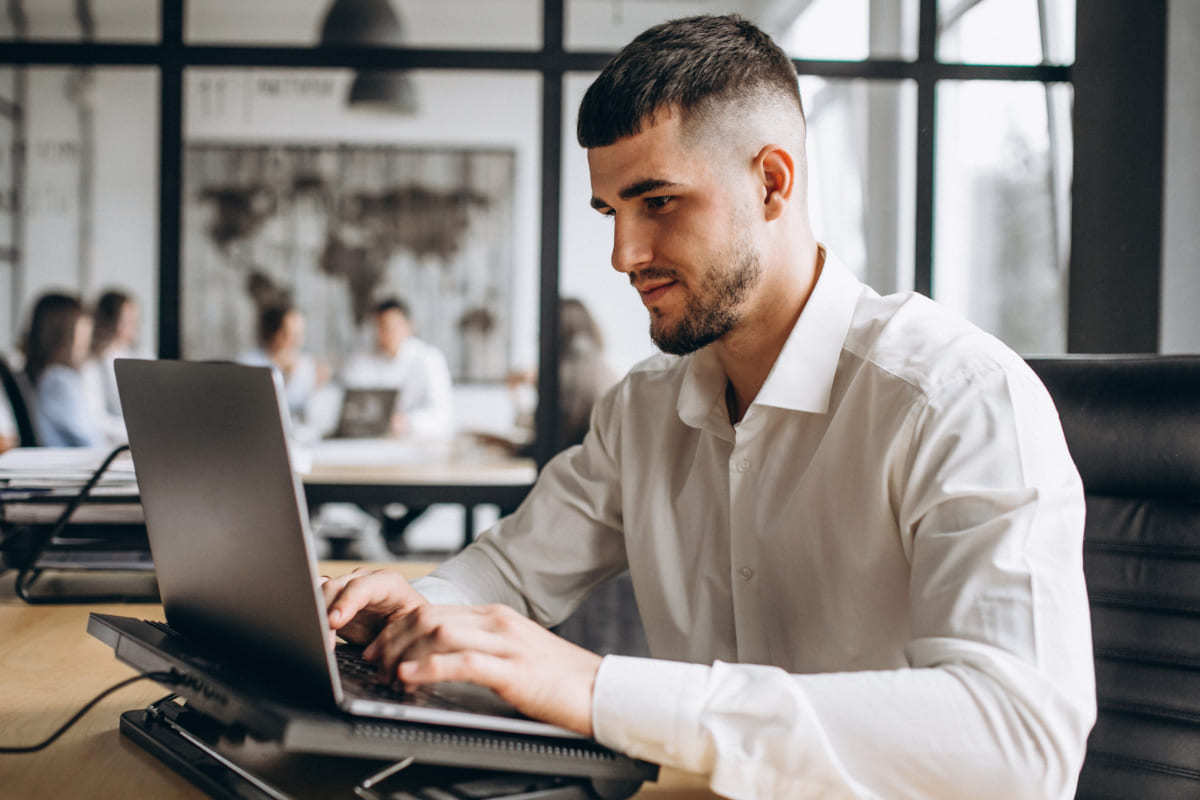 Notebook: CRM Social Homem usando notebook em trabalho com CRM Social