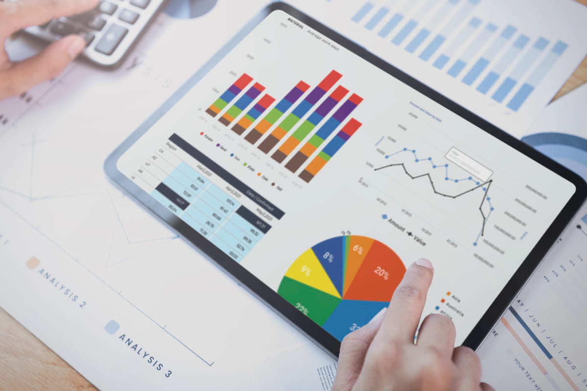 Pessoa analisando gráficos em tablet para Converter visitantes