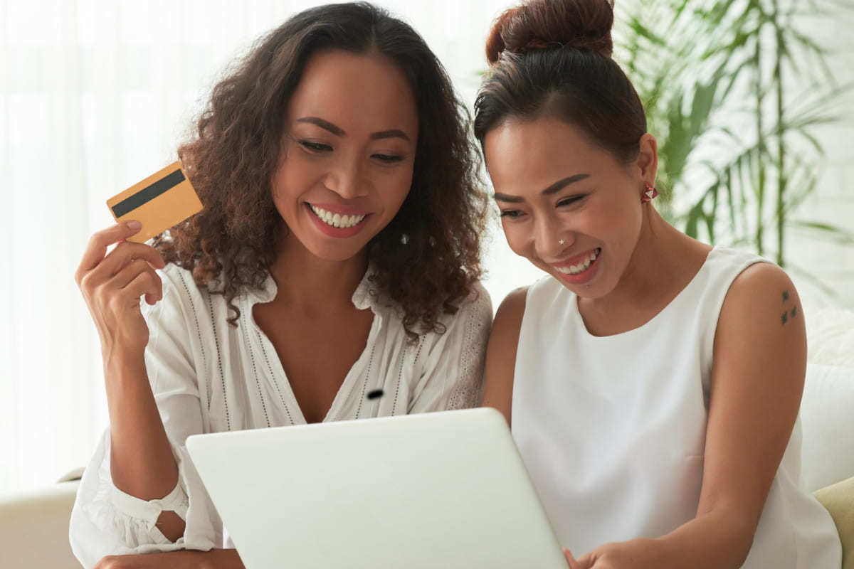 Site: Converter visitantes Mulheres sentadas diante de notebook acessando site que consegue Converter visitantes