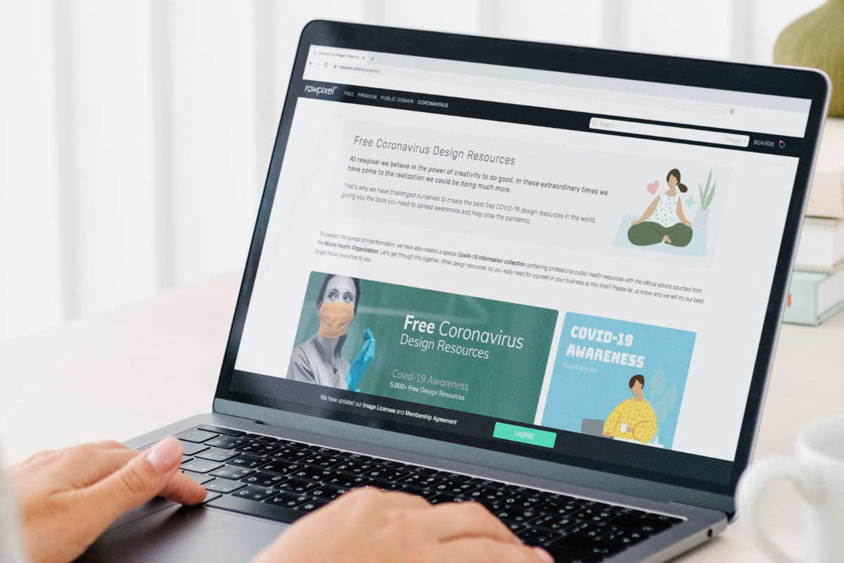 Pessoa usando notebook para acessar página web em site que conhece Crawl budget