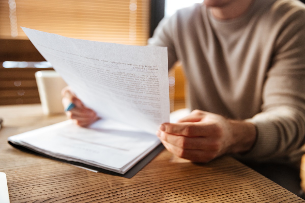 Homem analisando contrato e seguindo Dicas para legalizar negócio
