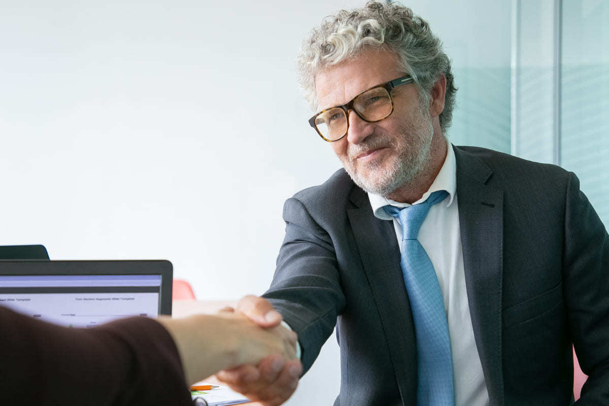 Negociação: Finanças corporativas e-commerce Homem cumprimentando pessoa após negociação