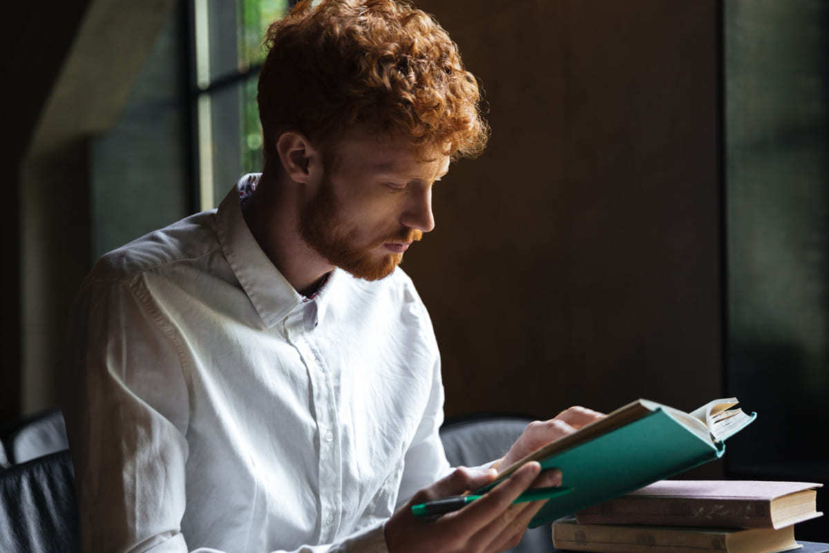 Homem fazendo leitura sobre Glossário inside sales