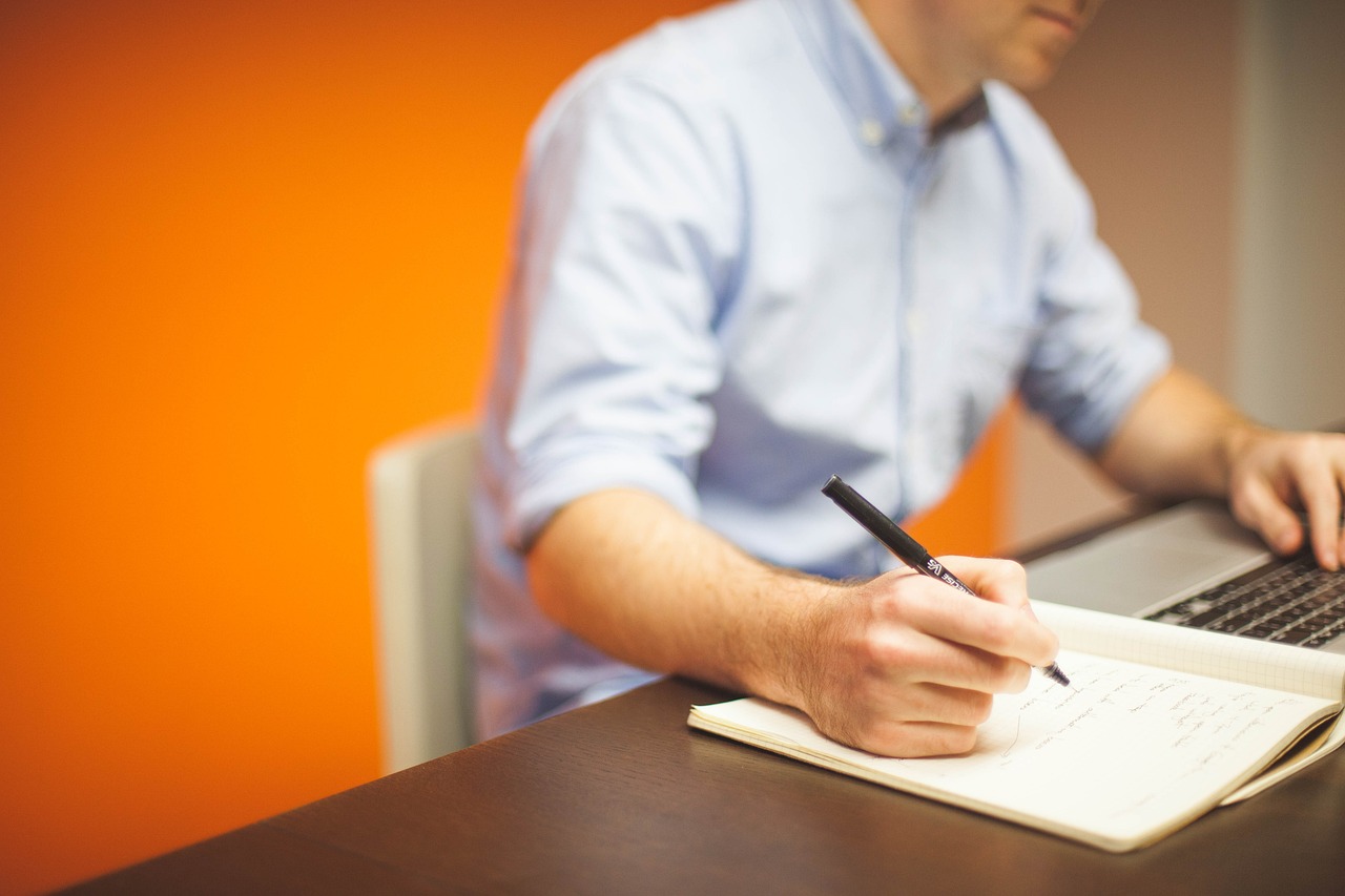 Homem fazendo planejamento para Implementar estratégia de CRM