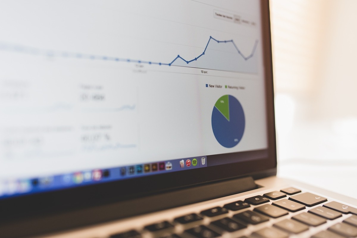 Notebook: Kissmetrics Kissmetrics sendo usado em notebook sobre mesa em tela de gráficos