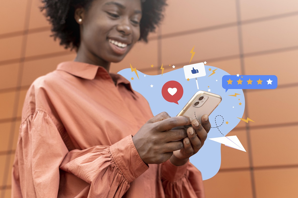 Smartphone: Live marketing Mulher com smartphone nas mãos e montagem com símbolos web ao redor do aparelho em representação à Live marketing