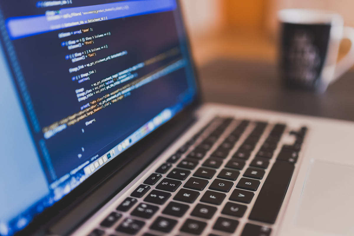 Marketing e programação em tela de computador com código fonte