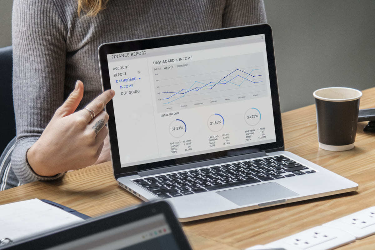 Resultados: Marketing e programação Marketing e programação com dados em tela de notebook mostrando resultados