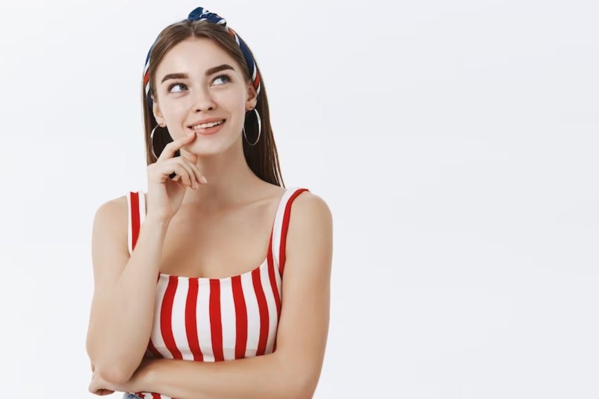 Pensar: Mindset Mindset parada para pensar com pose enquanto leva mão no queixo sorridente