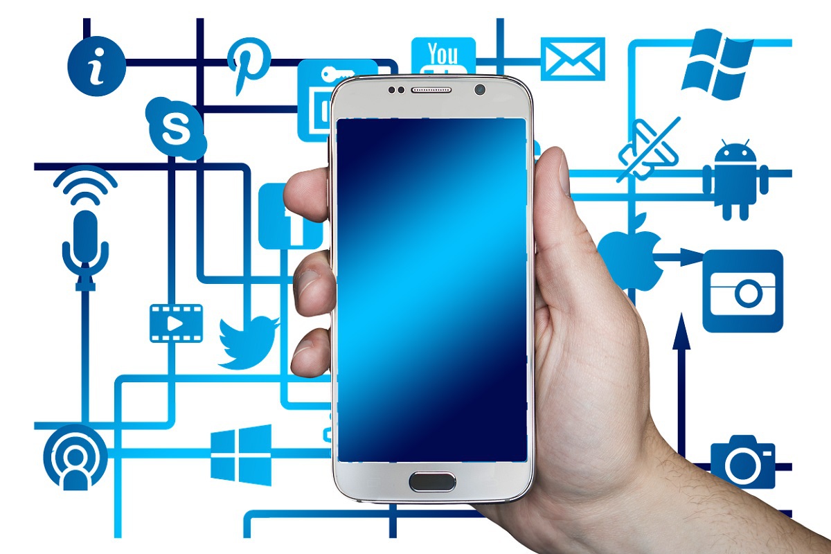 Rede: Mobile friendly Pessoa com celular na mão em montagem mostrando rede de conexões web