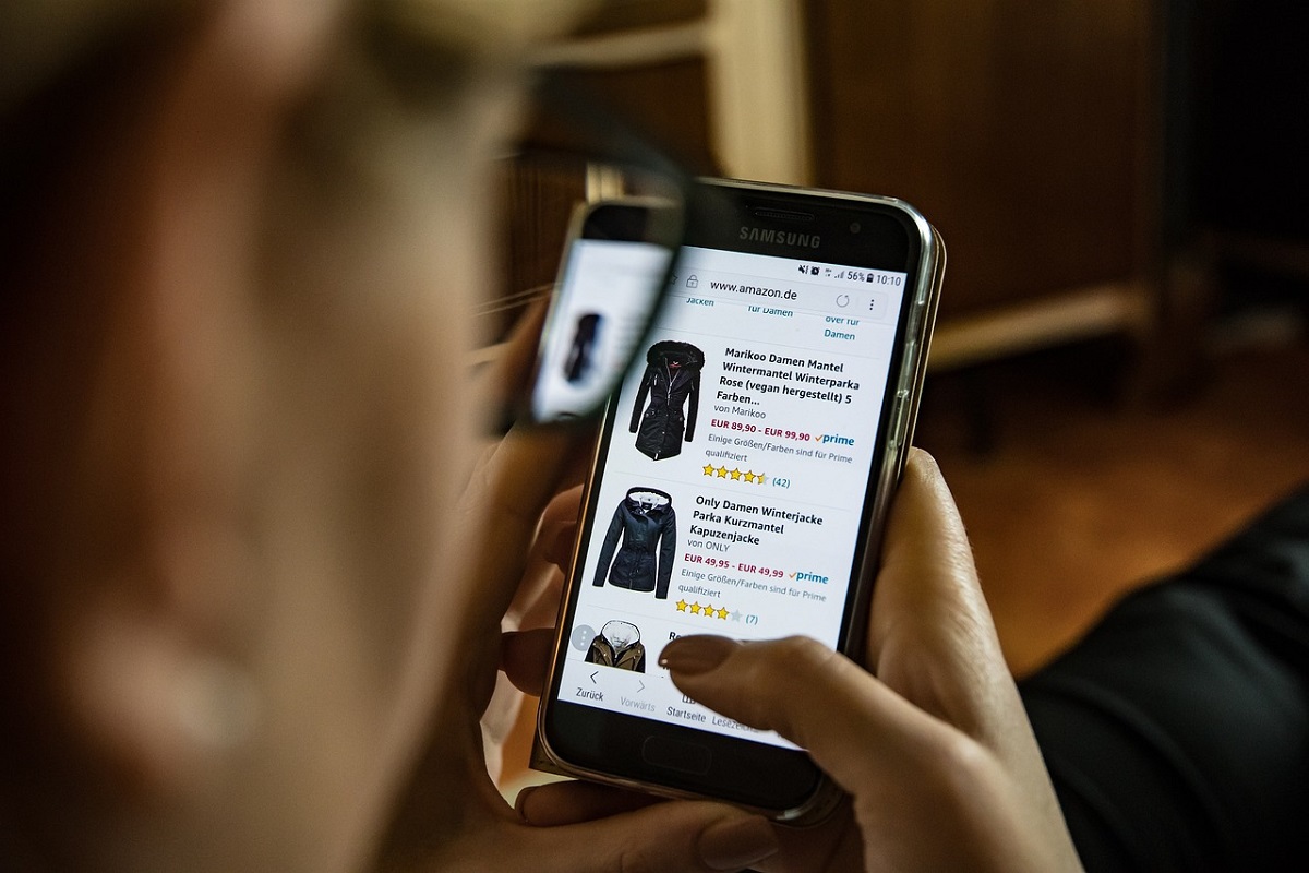 Homem usando smartphone em Mobile friendly escolhendo roupa em site de vendas