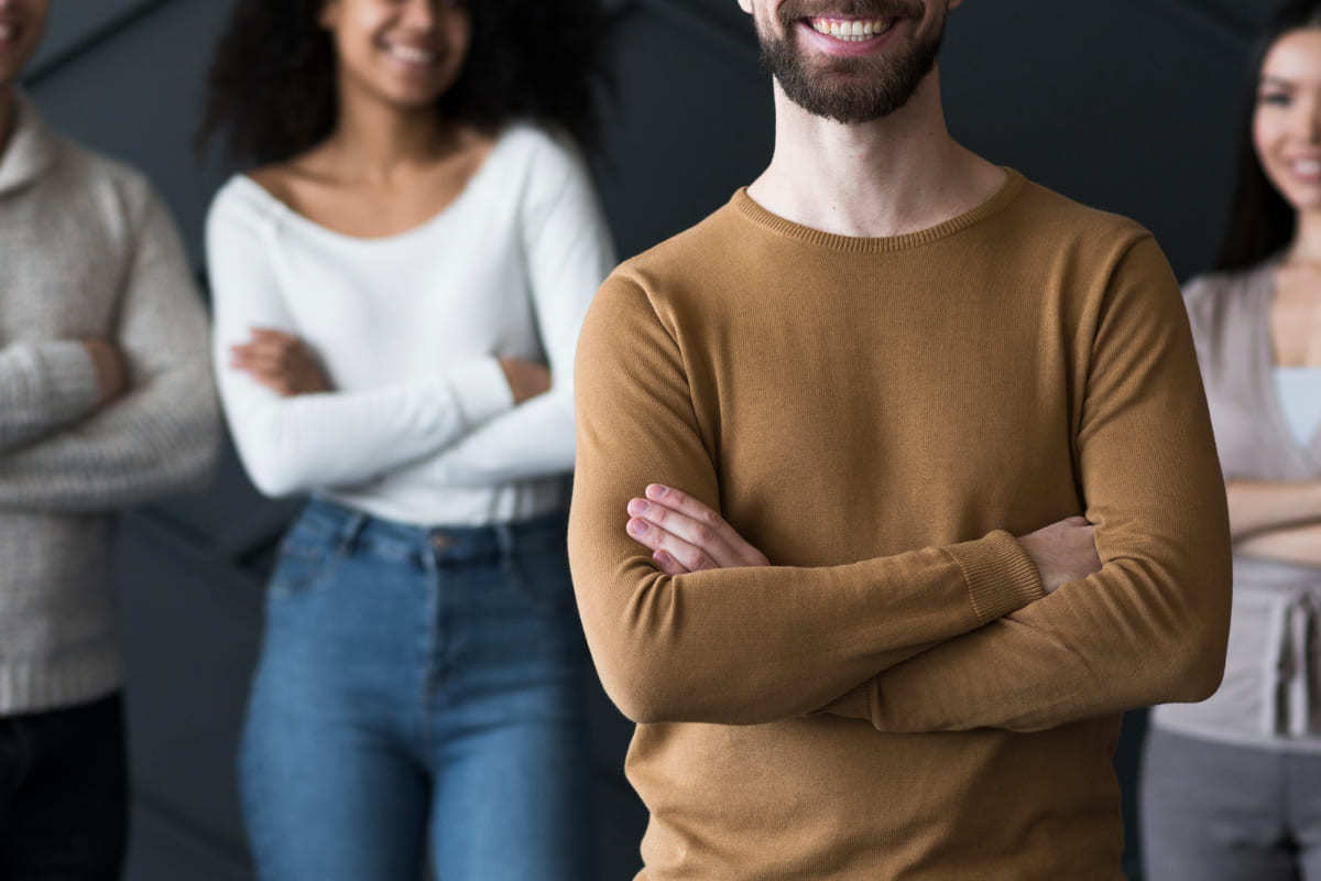 Disposição: Montar uma loja virtual Equioe reunida posando para foto de braços cruzados mostrando disposição para Montar uma loja virtual