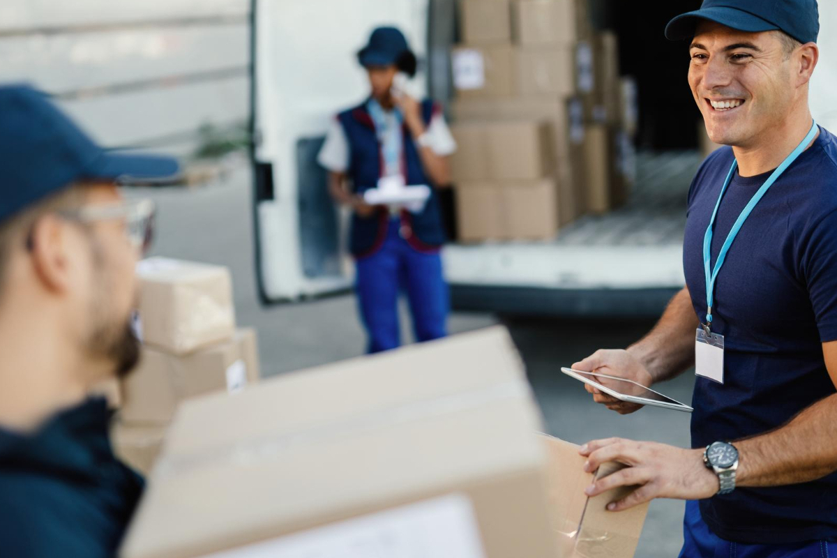 Empresa: Plano de negócios Funcionários executando Plano de negócios em empresa enquanto carregam caixas em carro para entregas