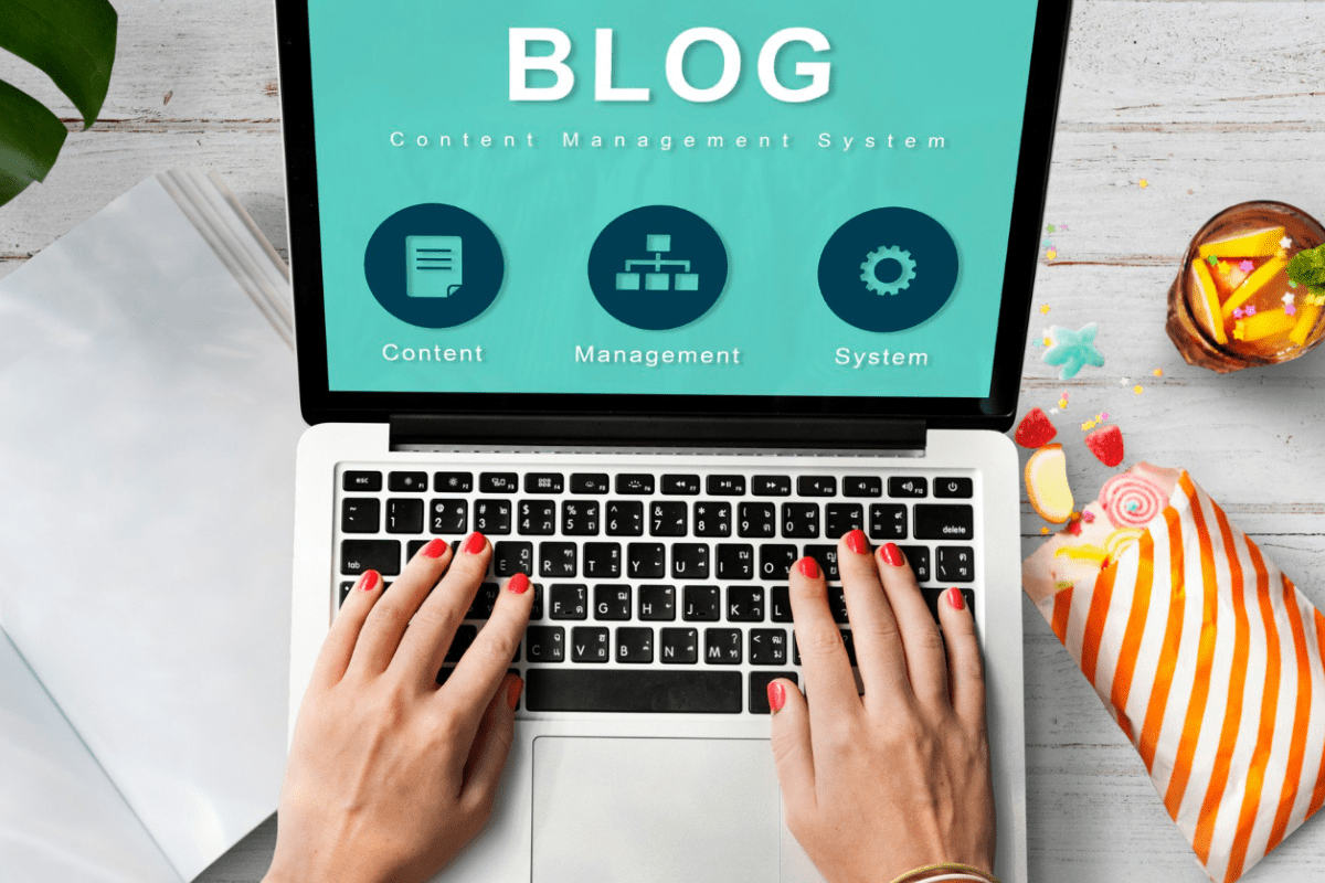 Blog: Principais CMSs do mercado Pessoa acessando blog em notebook com Principais CMSs do mercado