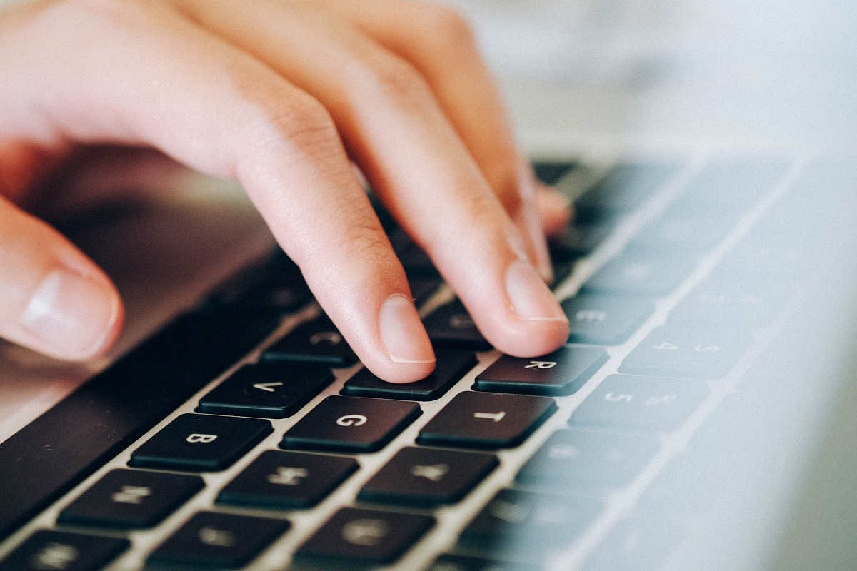 Notebook: Procurar emprego Pessoa digitando em teclado de notebook para Procurar emprego