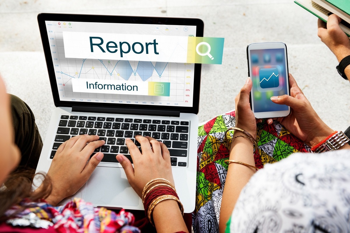 Resultados: SEO para landing pages Duas pessoas sentadas aparentemente no chão, onde uma segura notebook no colo e outro segura seu smartphone, enquanto analisam resultados nos aparelhos de táticas de SEO para landing pages