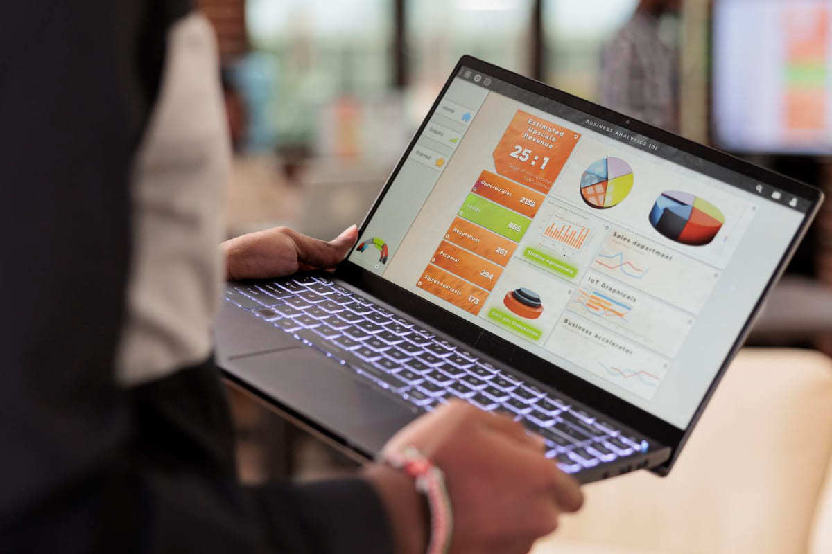 Notebook: Sistema integrado Pessoa com notebook em mãos usando Sistema integrado e analisando gráficos